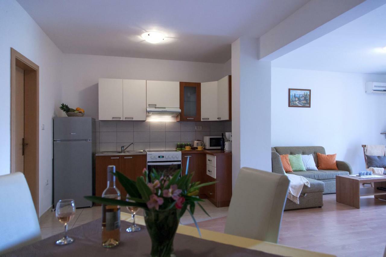 Apartment Helga Liznjan Exterior photo